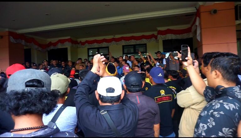 Ratusan Massa Desak Ketua DPRD Kukar Mundur, PDI-P Minta Maaf massa desak Ketua DPRD Kukar mundur,
