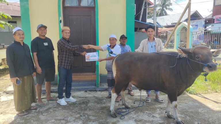 Petrus Jumriq Salurkan Hewan Kurban ke Tiga Masjid, Harmoni Lintas Agama Menguat di Ujoh Bilang Petrus Jumriq mengenakan topi Dayak Bahau saat menyerahkan hewan kurban ke sejumlah masjid di Ujoh Bilang.