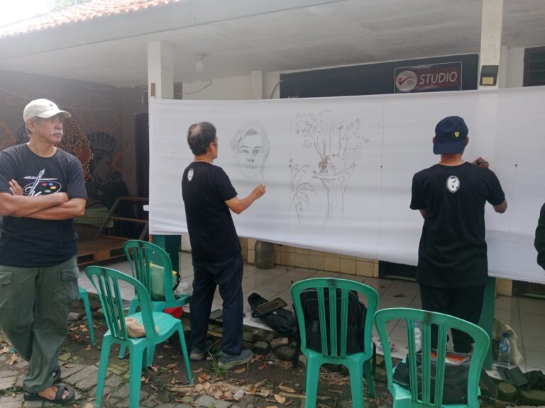 Performance Art “Sidoarjo Menggambar” Kembali Digelar, Ajak Warga Rayakan Hari Menggambar Nasional Peserta mengikuti performance art “Sidoarjo Menggambar” yang digelar Gradasi di Sidoarjo, Minggu (24/5/2026)(Foto: Dini).