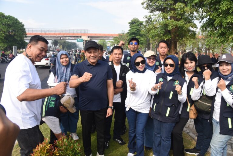 Sejuk! Bupati dan Wakil Bupati Sidoarjo Kompak Tanam Pohon