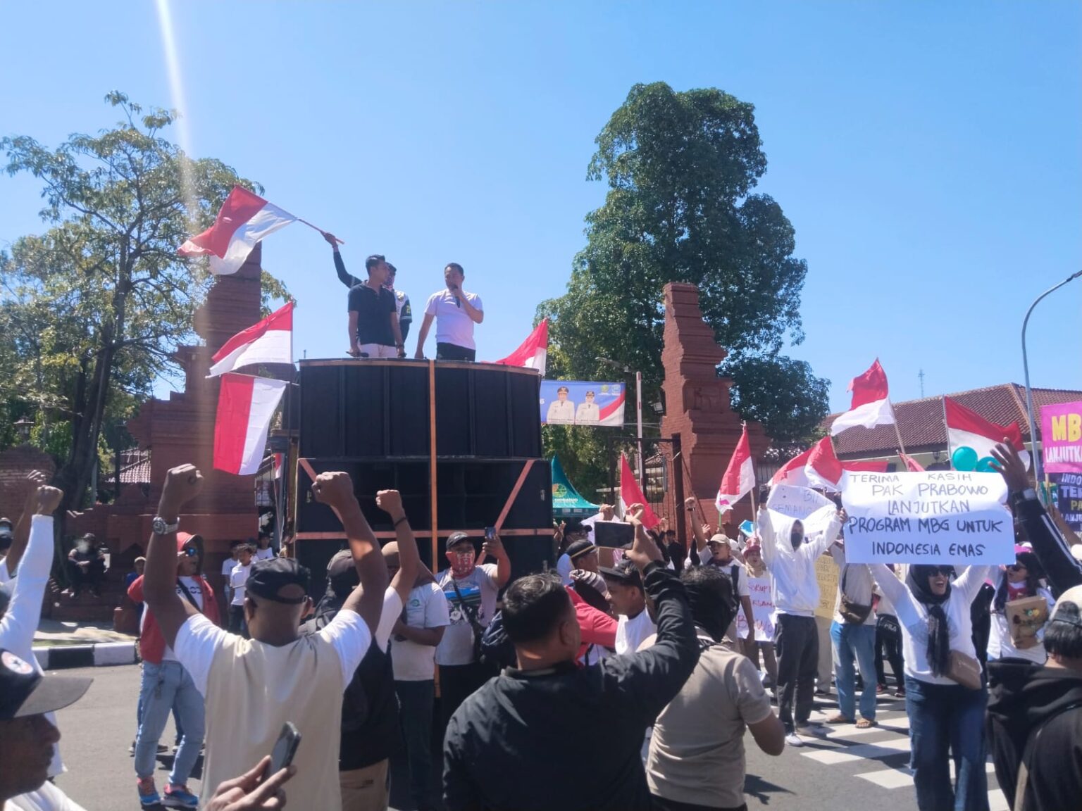 Ribuan massa demo dukung program MBG didepan gedung DPRD Sidoarjo, Senin (29/6/2026)(Foto: Dini).