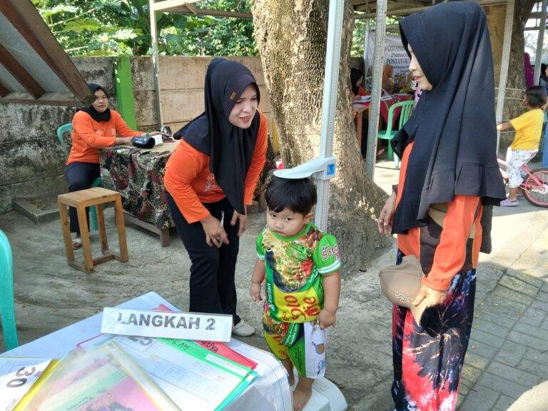 Keterangan foto: Kegiatan Posyandu Terintegrasi 6 Bidang SPM di Desa Ketapang, Tanggulangin. (Foto: Dian)