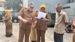 Pemkab Sidoarjo Siapkan Wajah Baru Sentra Kuliner Gajah Mada, Konsep Modern untuk Bangkitkan UMKM Wakil Bupati Sidoarjo Hj. Mimik Idayana meninjau kondisi bangunan dan lapak pedagang di Sentra Kuliner Gajah Mada, Selasa (21/7/2026)