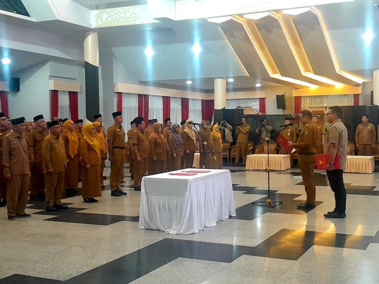 Bupati Kukar melantik 43 pejabat sekaligus meluncurkan Aplikasi PRAKTIS