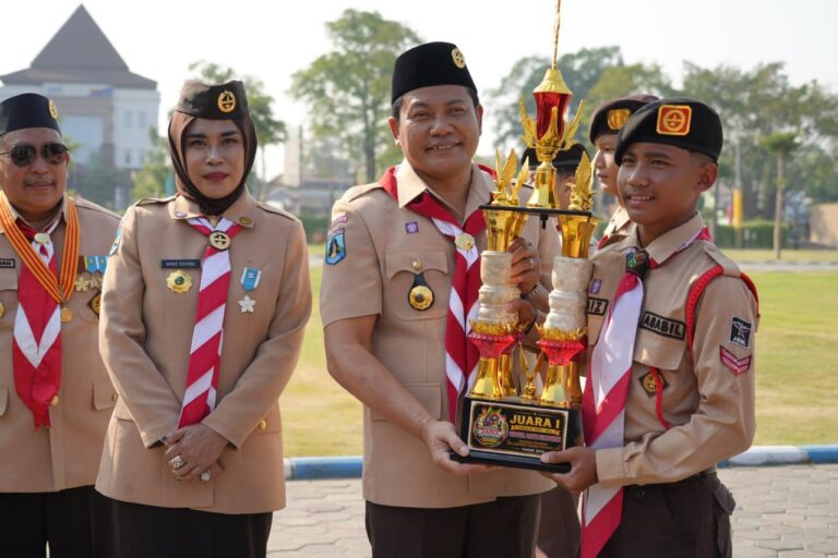 Pramuka Sidoarjo Didorong Jadi Penggerak Generasi Muda Menuju Indonesia Emas 2045 Bupati Sidoarjo H. Subandi bersama Wakil Bupati Sidoarjo Hj. Mimik Idayana saat memimpin Apel Besar Hari Pramuka ke-65 Tahun 2026 di Alun-Alun Sidoarjo, Jumat (14/8/2026).