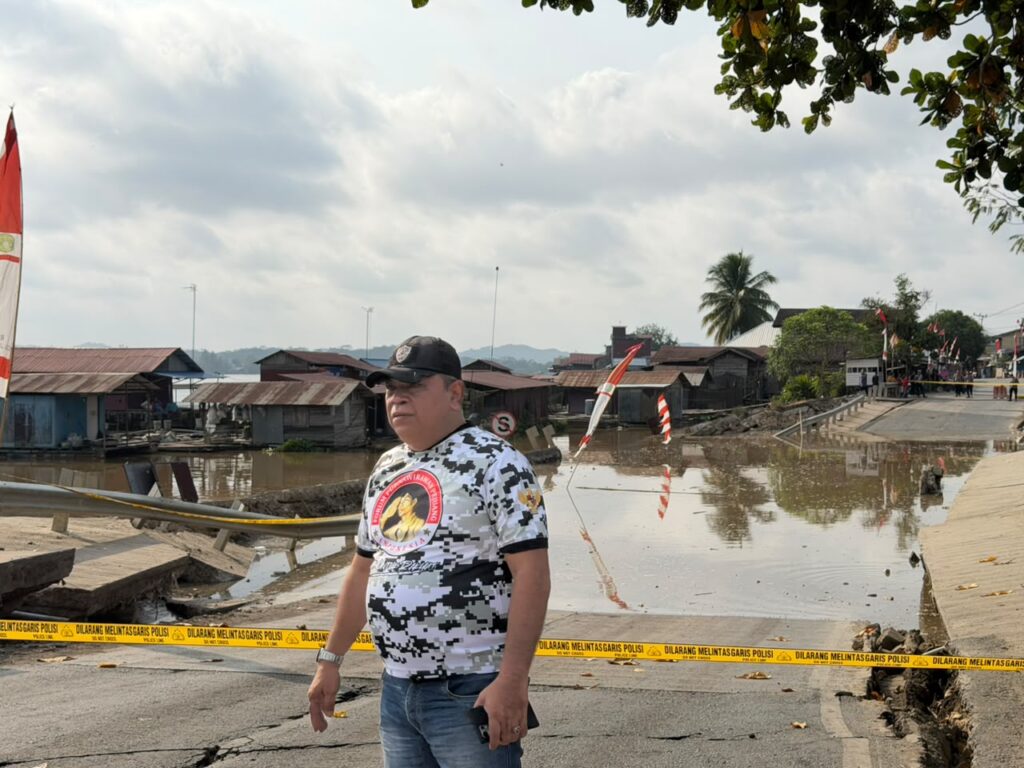 Jalan Nasional Jembayan Ambruk, Pengawasan dan Perencanaan Disorot Anggota DPRD Kutai Kartanegara HM Jamhari yang juga warga Desa Jembayan meninjau langsung kondisi jalan tersebut pada Sabtu (15/8/2026).