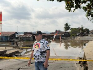 Jalan Nasional Jembayan Ambruk, Pengawasan dan Perencanaan Disorot Anggota DPRD Kutai Kartanegara HM Jamhari yang juga warga Desa Jembayan meninjau langsung kondisi jalan tersebut pada Sabtu (15/8/2026).