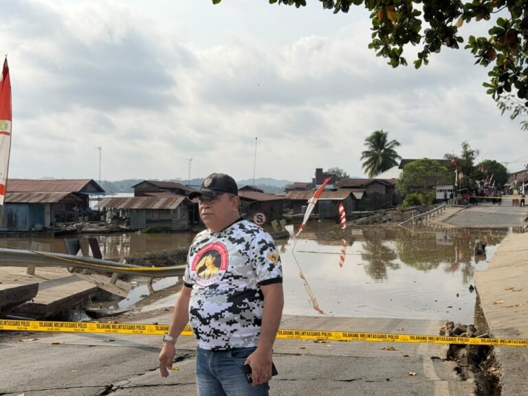 Jalan Nasional Jembayan Ambruk, Pengawasan dan Perencanaan Disorot Anggota DPRD Kutai Kartanegara HM Jamhari yang juga warga Desa Jembayan meninjau langsung kondisi jalan tersebut pada Sabtu (15/8/2026).
