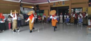 Semarakkan HUT RI ke-81, TP PKK Desa Kalidawir menggelar berbagai lomba lucu dan menghibur, Sabtu (22/8/2026).