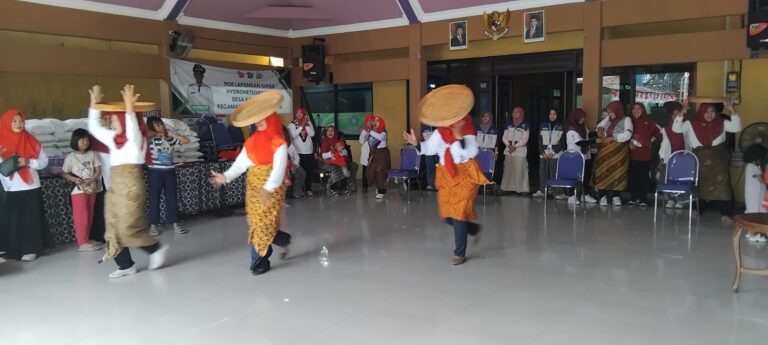 Semarakkan HUT RI ke-81, TP PKK Desa Kalidawir menggelar berbagai lomba lucu dan menghibur, Sabtu (22/8/2026).