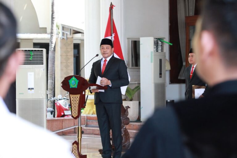 Bupati Sidoarjo Subandi saat memimpin pengambilan sumpah dan janji jabatan pejabat di lingkungan Pemerintah Kabupaten Sidoarjo di Pendopo Delta Wibawa, Rabu (26/8/2026).