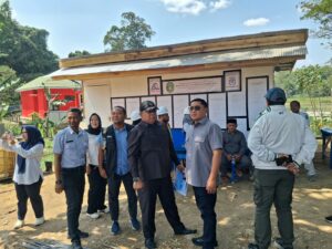 Komisi I DPRD Kukar Sidak TPA Bekotok, Minta Pembangunan dan Rencana Produksi Gas Metana Dipercepat Anggota DPRD Kukar, H. M. Jamhari saat sidak di TPA Bekotok Tenggarong