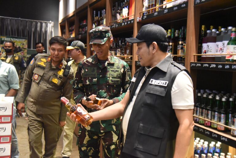 Bupati Sidoarjo H. Subandi saat meninjau barang bukti hasil razia miras di salah satu lokasi, Sabtu (1/8/2026).
