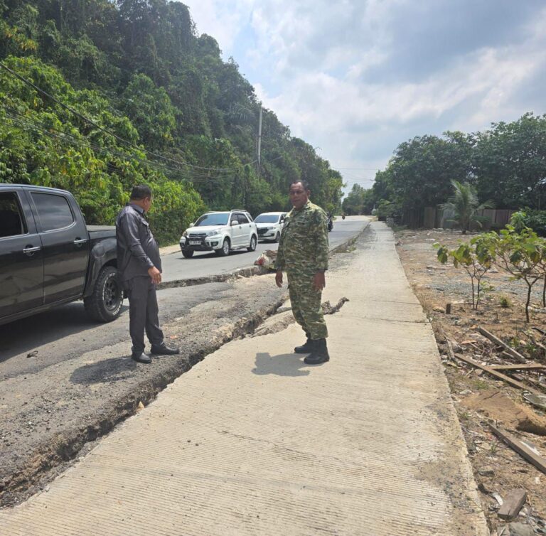 Jalan Jembayan Rusak Lagi, DPRD Kukar Desak Perbaikan Total Anggota DPRD Kabupaten Kutai Kartanegara, HM Jamhari, ikut meninjau langsung kondisi jalan