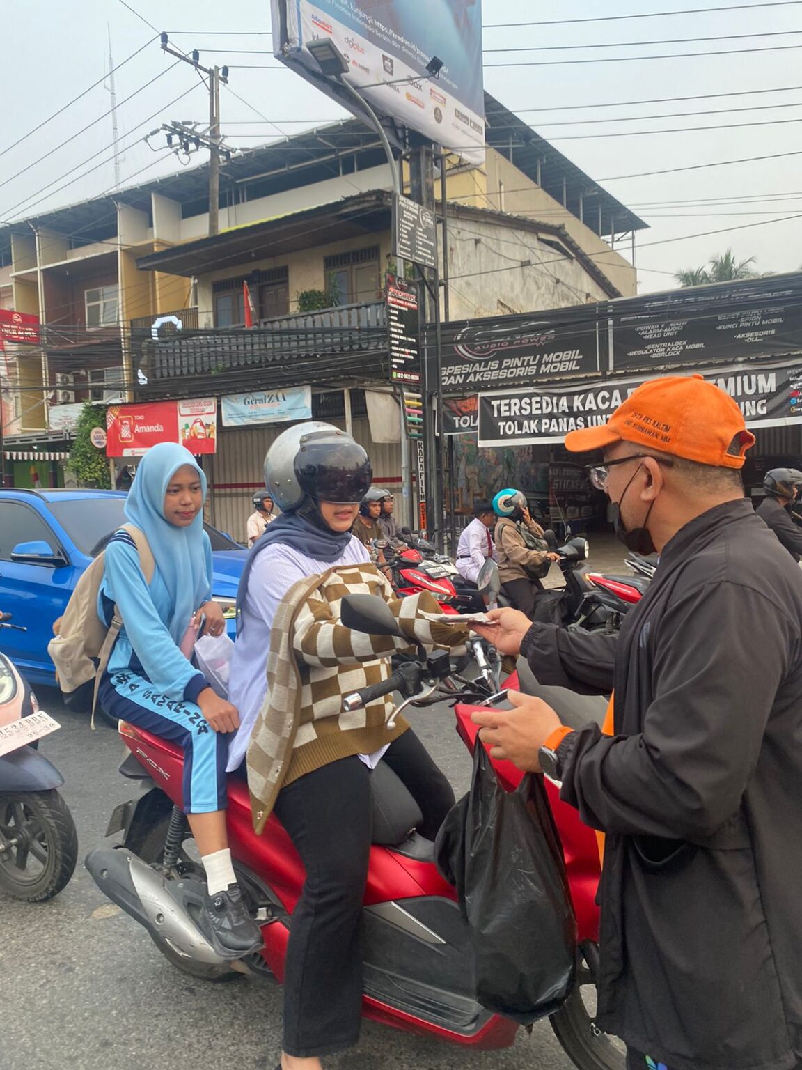Kabut Asap, Pelajar Samarinda Dapat Masker Gratis dari H. Arif Kurniawan H. Arif Kurniawan, S.P., M.M. membagikan ribuan masker gratis kepada pelajar di Kota Samarinda.