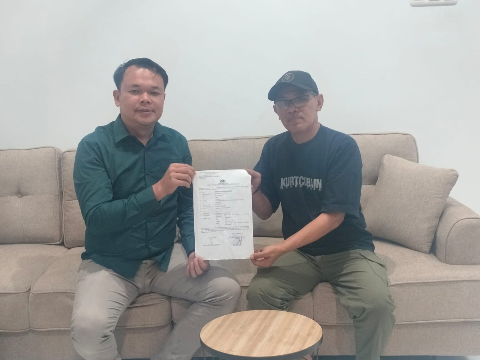Kuasa Hukum Korban Desak Percepatan Kasus Dugaan Penipuan Logam Mulia Rp3 Miliar Samin Untung, mengenakan baju lengan panjang, kuasa hukum korban dugaan penipuan, memberikan keterangan kepada wartawan, Senin malam (31/8/2026). (Foto: Dian).