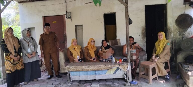 Respons Cepat Puskesmas Sukodono Tangani Dua Balita Bermasalah Gizi, Bayi 7 Bulan Alami Gizi Buruk dan Stunting Kapus Sukodono dr. Prufiana meninjau langsung dua balita penderita gizi buruk di Sukodono, Selasa (1/9/2026). (FT/DIAN)