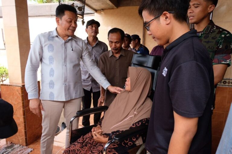 Bupati Subandi Serahkan Kursi Roda kepada Tiga Warga Wonoayu, Dorong Mereka Kembali Beraktivitas Bupati Subandi Serahkan bantuan kursi roda kepada warga Kecamatan Wonoayu, Sabtu(6/9/2026),(FT/Dian)