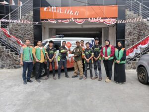 Rumah Aspirasi Fasilitasi Kolaborasi PKS Kaltim dan Relawan Gerbang Mulawarman Fire Figh Hadapi Karhutla Keterangan foto: Perwakilan Bidang Kepanduan dan Penanggulangan Bencana DPW PKS Kalimantan Timur, Rumah Aspirasi Firnadi Ikhsan, serta Relawan Mandiri Gerbang Mulawarman Fire Fighter Loa Janan berfoto bersama seusai penyerahan bantuan peralatan pendukung penanganan karhutla di Loa Janan, Kabupaten Kutai Kartanegara, Selasa (8/9/2026). Kolaborasi tersebut menjadi bagian dari upaya memperkuat kesiapsiagaan relawan menghadapi ancaman kebakaran hutan dan lahan saat musim kemarau.