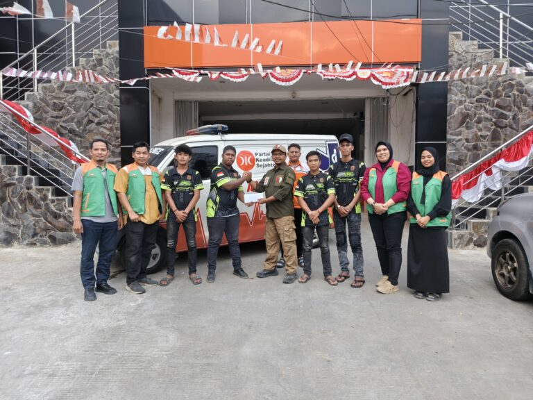 Rumah Aspirasi Fasilitasi Kolaborasi PKS Kaltim dan Relawan Gerbang Mulawarman Fire Figh Hadapi Karhutla Keterangan foto: Perwakilan Bidang Kepanduan dan Penanggulangan Bencana DPW PKS Kalimantan Timur, Rumah Aspirasi Firnadi Ikhsan, serta Relawan Mandiri Gerbang Mulawarman Fire Fighter Loa Janan berfoto bersama seusai penyerahan bantuan peralatan pendukung penanganan karhutla di Loa Janan, Kabupaten Kutai Kartanegara, Selasa (8/9/2026). Kolaborasi tersebut menjadi bagian dari upaya memperkuat kesiapsiagaan relawan menghadapi ancaman kebakaran hutan dan lahan saat musim kemarau.