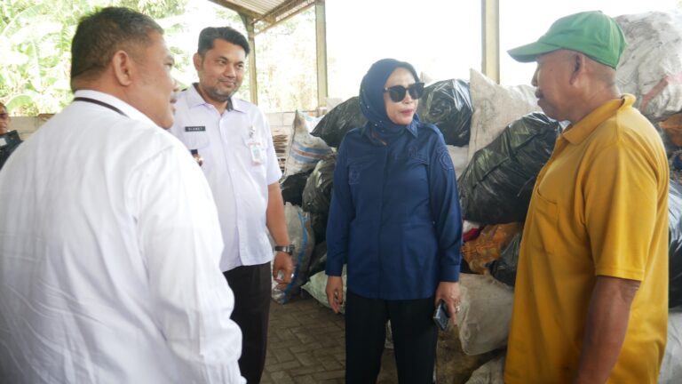 TPST Krembung Dinilai Berhasil Kelola Sampah, Wabup Mimik Dorong Desa Lain Ikuti Polanya Wabup Sidoarjo Hj. Mimik Idayana sidak ke TPST Desa Krembung, Kecamatan Krembung, Rabu (9/9/2026). (FT/Dian)