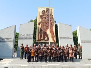 Peringati HUT ke-48, FKPPI Sidoarjo Gelar Ziarah Makam Pahlawan Suasana tabur bunga di makam pahlawan, di HUT FKPPI ke 48, Sabtu (12/9/2026).