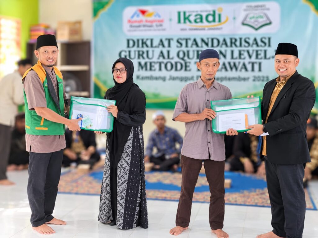 Penyerahan perlengkapan kepada peserta dalam kegiatan Diklat Standarisasi Guru Al-Qur’an Level 1 Metode Tilawati di Kecamatan Kembang Janggut, Kutai Kartanegara. Kegiatan tersebut difasilitasi Rumah Aspirasi Firnadi Ikhsan sebagai tindak lanjut aspirasi para guru Al-Qur’an untuk meningkatkan kompetensi dan kualitas pembelajaran.