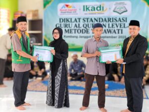 Penyerahan perlengkapan kepada peserta dalam kegiatan Diklat Standarisasi Guru Al-Qur’an Level 1 Metode Tilawati di Kecamatan Kembang Janggut, Kutai Kartanegara. Kegiatan tersebut difasilitasi Rumah Aspirasi Firnadi Ikhsan sebagai tindak lanjut aspirasi para guru Al-Qur’an untuk meningkatkan kompetensi dan kualitas pembelajaran.