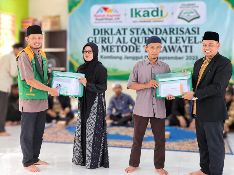 Penyerahan perlengkapan kepada peserta dalam kegiatan Diklat Standarisasi Guru Al-Qur’an Level 1 Metode Tilawati di Kecamatan Kembang Janggut, Kutai Kartanegara. Kegiatan tersebut difasilitasi Rumah Aspirasi Firnadi Ikhsan sebagai tindak lanjut aspirasi para guru Al-Qur’an untuk meningkatkan kompetensi dan kualitas pembelajaran.
