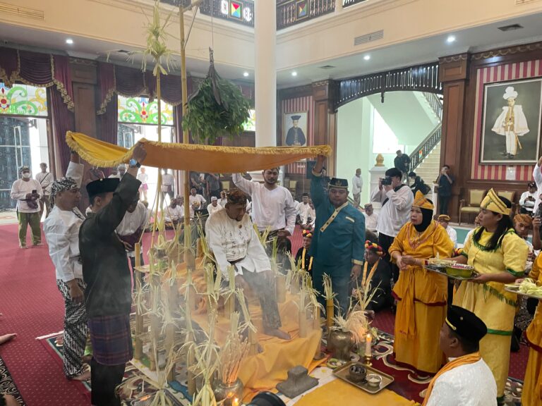 Erau Jadi Ruang Menjaga Jati Diri Budaya Kutai Prosesi adat Beluluh berlangsung di Kedaton Kesultanan Kutai Kartanegara, Tenggarong, Kamis (17/9/2026). Ritual ini menjadi bagian dari rangkaian persiapan menjelang pembukaan Erau Adat Kutai 2026.
