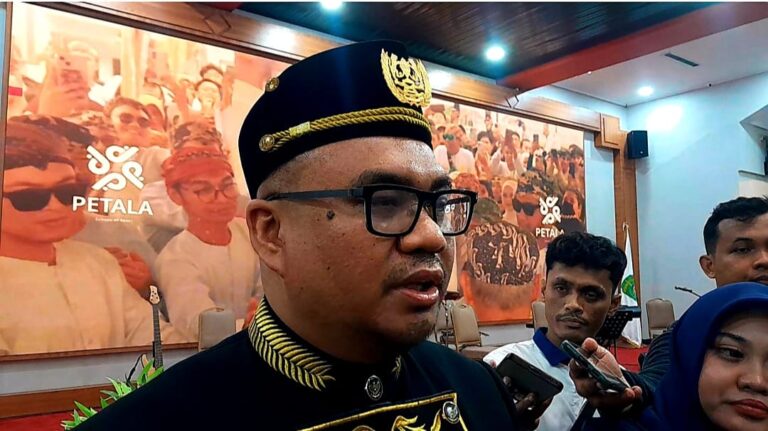 Dana Kurang Salur Kukar Capai Rp2,2 Triliun, Pemkab Optimistis Tersalurkan 2027 Bupati Kutai Kartanegara Aulia Rahman Basri memberikan keterangan kepada awak media seusai pembukaan Erau di Pendopo Odah Etam, Minggu (20/9/2026). Ia menjelaskan upaya Pemkab Kukar memperjuangkan dana kurang salur sekitar Rp2,2 triliun yang diharapkan dapat tersalurkan pada 2027.