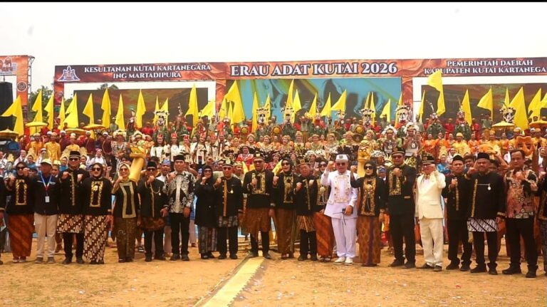 Erau Adat Kutai 2026 Resmi Dibuka, Jadi Penggerak Ekonomi dan Pelestarian Budaya Suasana pembukaan Erau Adat Kutai 2026 di Stadion Rondong Demang, Tenggarong, Sabtu (20/9/2026). Perhelatan adat dan budaya Kutai tersebut menjadi momentum pelestarian tradisi sekaligus mendorong perputaran ekonomi masyarakat melalui keterlibatan pelaku UMKM.