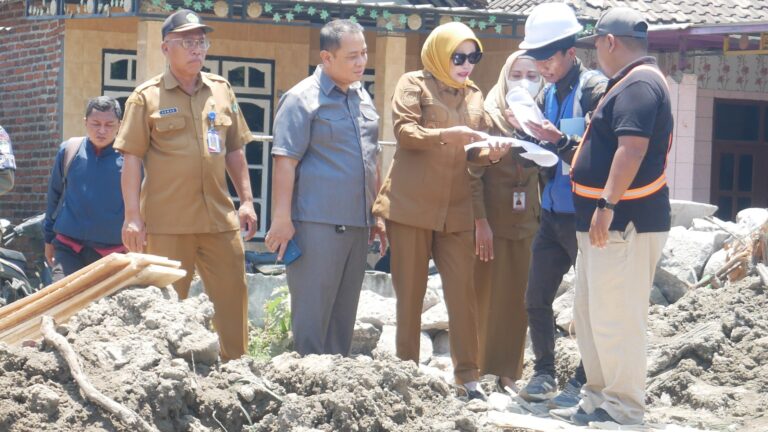 Sidak Proyek Jembatan Candinegoro yang Terlambat, Wabup Mimik IdayanaTemukan Deviasi 28 Persen