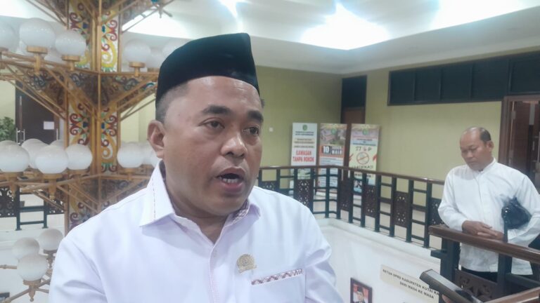 Ketua DPRD Kutai Kartanegara (Kukar), Ahmad Yani, memberikan keterangan terkait pentingnya pengawasan pemerintah daerah terhadap aktivitas perusahaan dan potensi persoalan lingkungan di Kukar.