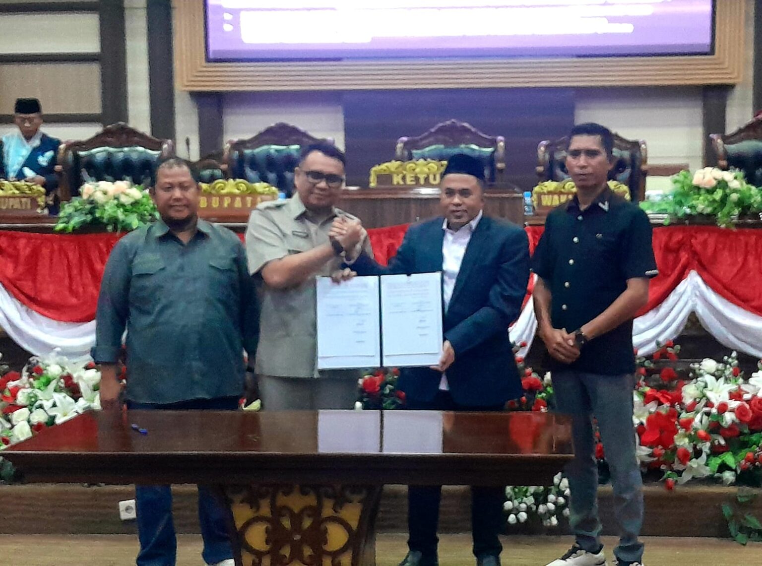 Aulia Rahman Basri, Bupati Kabupaten Kutai Kartanegara bersama pimpinan DPRD Kukar menunjukkan dokumen kesepakatan KUA-PPAS Tahun Anggaran 2027 dalam rapat paripurna DPRD Kukar, Rabu (23/9/2026) (ADV/DPRD)