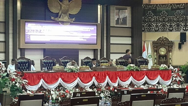 KUA-PPAS 2027 Disepakati Rp5,4 Triliun, Masih Menanti Dana Kurang Salur Rp2,2 Triliun Suasana Rapat Paripurna ke-4 Masa Sidang I DPRD Kutai Kartanegara di Ruang Sidang Utama DPRD Kukar, Tenggarong, Rabu (23/9/2026), yang membahas dan menyepakati KUA-PPAS Tahun Anggaran 2027