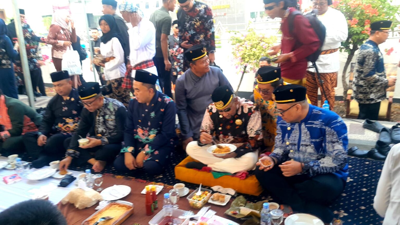 Beseprah Erau 2026, Raja Menjamu Rakyat dan Perkuat Kebersamaan Suasana tradisi Beseprah dalam rangkaian Erau Adat Kutai 2026 di Tenggarong, Kamis (24/9/2026). Sejumlah pejabat dan masyarakat duduk bersama menikmati hidangan sebagai simbol kebersamaan, kesetaraan, dan kedekatan antara pemimpin dengan rakyat.