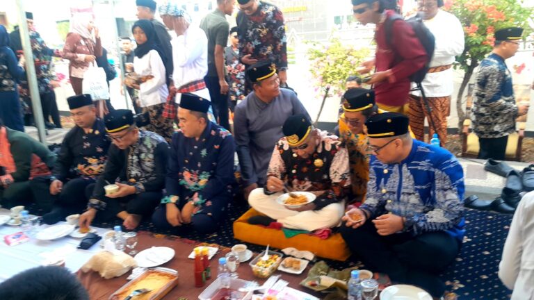 Beseprah Erau 2026, Raja Menjamu Rakyat dan Perkuat Kebersamaan Suasana tradisi Beseprah dalam rangkaian Erau Adat Kutai 2026 di Tenggarong, Kamis (24/9/2026). Sejumlah pejabat dan masyarakat duduk bersama menikmati hidangan sebagai simbol kebersamaan, kesetaraan, dan kedekatan antara pemimpin dengan rakyat.