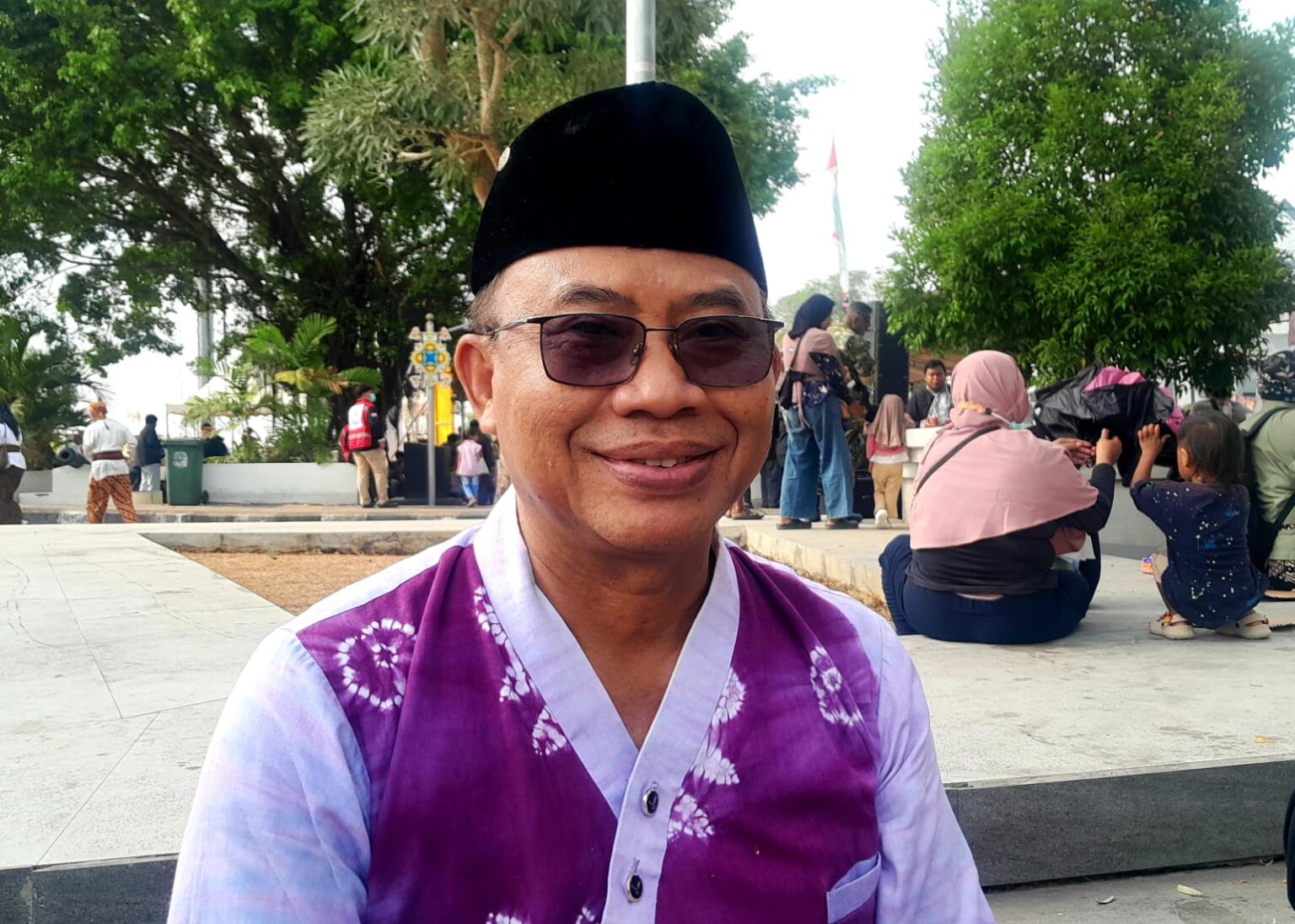Beseprah Erau 2026, Sekretariat DPRD Kukar Dorong Semangat Pelayanan kepada Masyarakat Plt Sekretariat DPRD Kukar, Lukman, saat mengikuti rangkaian Beseprah Erau Adat Kutai 2026 di Tenggarong. Momentum Beseprah dinilainya menjadi pengingat pentingnya kedekatan pemerintah dengan masyarakat melalui semangat pelayanan publik.