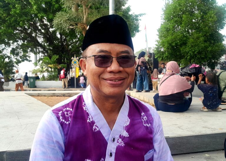 Beseprah Erau 2026, Sekretariat DPRD Kukar Dorong Semangat Pelayanan kepada Masyarakat Plt Sekretariat DPRD Kukar, Lukman, saat mengikuti rangkaian Beseprah Erau Adat Kutai 2026 di Tenggarong. Momentum Beseprah dinilainya menjadi pengingat pentingnya kedekatan pemerintah dengan masyarakat melalui semangat pelayanan publik.