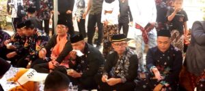 Ahmad Yani Besaprah, Tradisi Makan Bersama yang Harus Terus Dilestarikan Suasana tradisi Beseprah dalam rangkaian Erau Adat Kutai 2026 di Tenggarong, Kamis (24/9/2026). Ketua DPRD Kutai Kartanegara Ahmad Yani turut berbaur bersama masyarakat menikmati hidangan dalam tradisi makan bersama tersebut. (dok.Javasia).