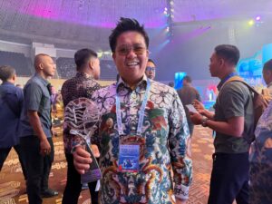 Kukar Raih TPID Award 2026, Buah Kerja Pengendalian Inflasi di Era Aulia-Rendi Wakil Bupati Kutai Kartanegara (Kukar), Rendi Solihin, menunjukkan trofi TPID Award 2026 kategori Kabupaten/Kota Berprestasi usai rangkaian Rakornas Pengendalian Inflasi dan P2DD 2026 di Jakarta International Convention Center (JICC), Jakarta, Kamis (24/9/2026).