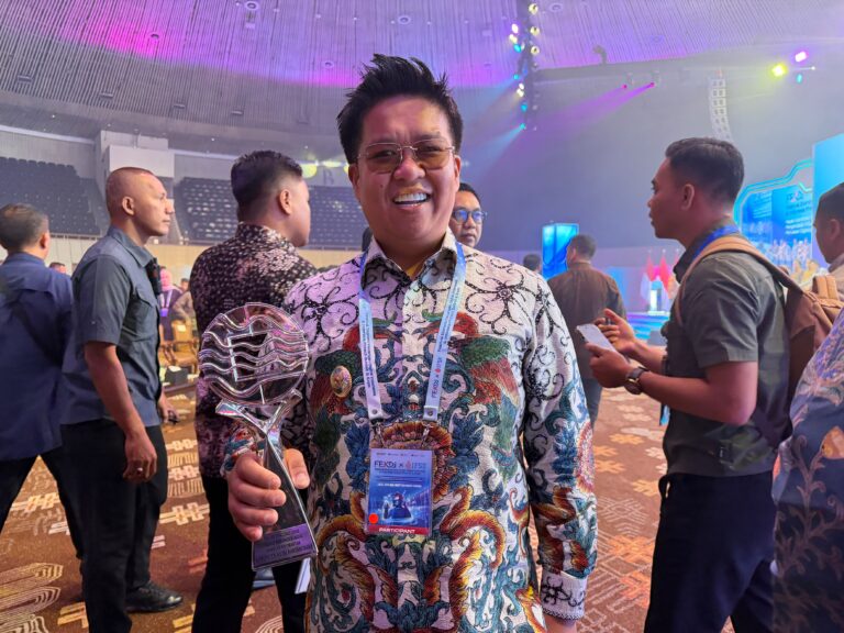 Kukar Raih TPID Award 2026, Buah Kerja Pengendalian Inflasi di Era Aulia-Rendi Wakil Bupati Kutai Kartanegara (Kukar), Rendi Solihin, menunjukkan trofi TPID Award 2026 kategori Kabupaten/Kota Berprestasi usai rangkaian Rakornas Pengendalian Inflasi dan P2DD 2026 di Jakarta International Convention Center (JICC), Jakarta, Kamis (24/9/2026).