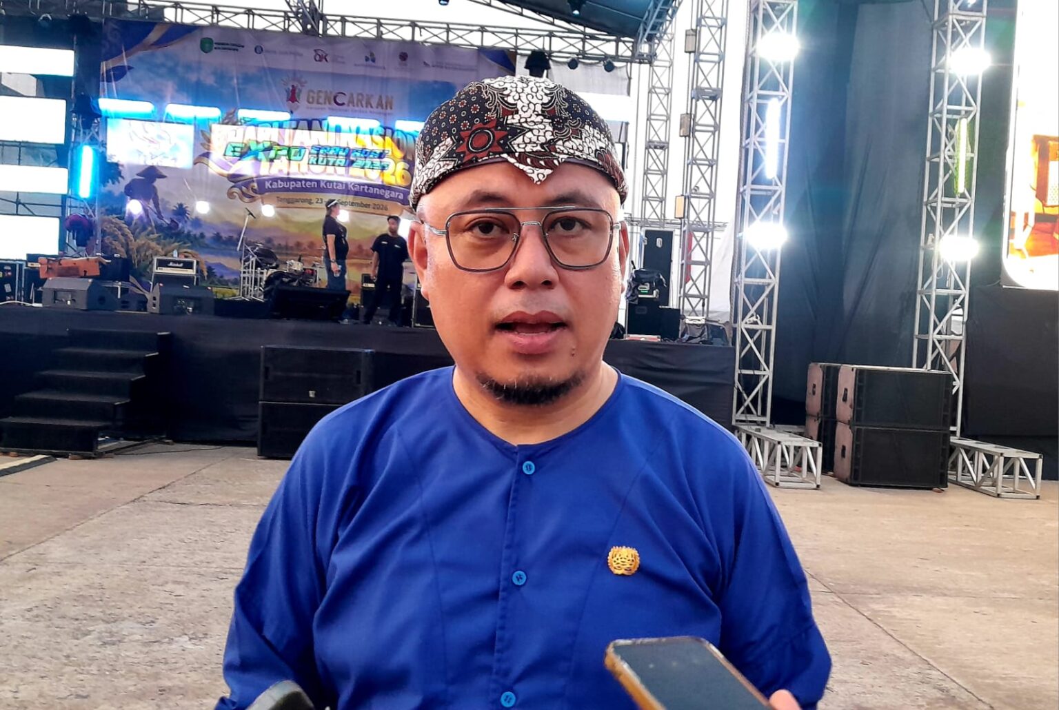 Kepala Dinas Pendidikan Kutai Kartanegara, Heriansyah, memberikan keterangan terkait pelaksanaan prosesi Berlimbur dalam rangkaian Erau 2026. Ia mengimbau masyarakat, terutama pelajar dan generasi muda, menggunakan air bersih serta menjaga ketertiban selama prosesi berlangsung.