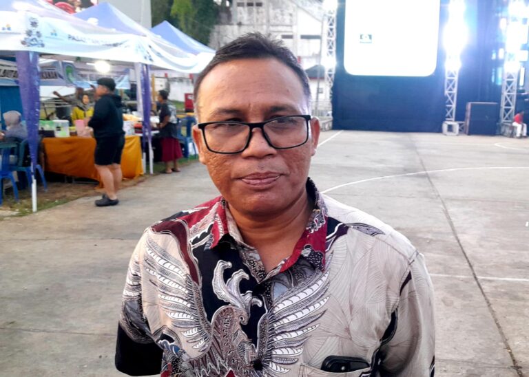 Kepala Dinas Kelautan dan Perikanan (DKP) Kutai Kartanegara, Muslik, saat ditemui di sela kegiatan. Ia memastikan program bantuan yang bersentuhan langsung dengan masyarakat sektor perikanan tetap menjadi prioritas di tengah tekanan fiskal daerah.