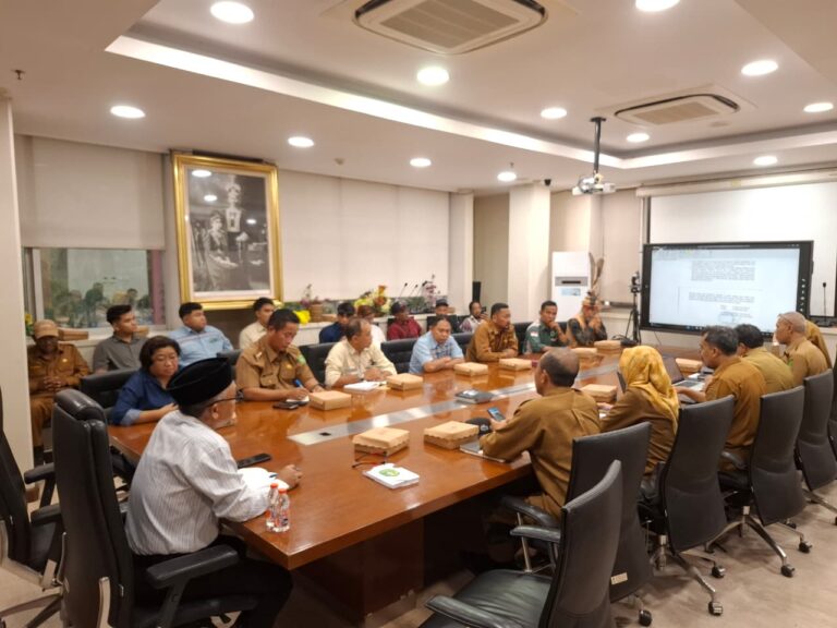 Suasana pertemuan Pemerintah Desa Bukit Pariaman bersama Pemkab dan DPRD Kukar serta unsur masyarakat saat membahas penanganan jembatan penghubung Dusun Sukakarya dan Dusun Barambai di ruang rapat Sekretaris Daerah Kukar, Senin (28/9/2026).