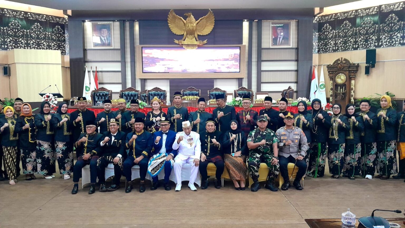 HUT Tenggarong ke-244, Ahmad Yani Pesan untuk Pemuda Suasana foto bersama jajaran DPRD Kutai Kartanegara, Pemerintah Kabupaten Kukar, Kesultanan Kutai Kartanegara Ing Martadipura, serta unsur TNI-Polri seusai Sidang Paripurna peringatan Hari Jadi Kota Tenggarong ke-244 di Gedung DPRD Kukar, Senin (28/9/2026).