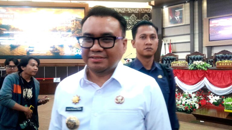 Bupati Kutai Kartanegara, Aulia Rahman Basri, memberikan keterangan kepada awak media usai persetujuan bersama Perubahan APBD Kukar Tahun Anggaran 2026 di Gedung DPRD Kukar, Rabu (30/9/2026).
