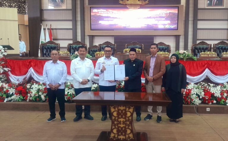 Sisa Tiga Bulan, Aulia Minta Pelaksanaan APBD Perubahan Kukar 2026 Dimaksimalkan Bupati Kutai Kartanegara Aulia Rahman Basri bersama pimpinan DPRD Kukar menunjukkan dokumen hasil persetujuan bersama Perubahan APBD Kukar Tahun Anggaran 2026 usai rapat paripurna di Gedung DPRD Kukar, Rabu (30/9/2026).