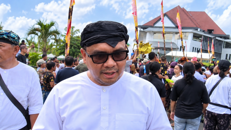 Bupati Kutai Kartanegara Aulia Rahman Basri memberikan keterangan di sela rangkaian Belimbur yang menjadi puncak Erau Adat Kutai 2026 di Tenggarong, Minggu (27/9/2026).